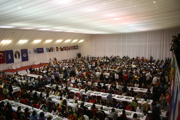 Il salone che ospita i mondiali giovanili 2009 (foto wycc2009.tsf.org.tr)