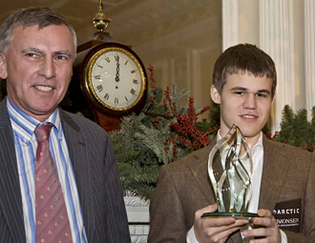 Nigel Freeman, tesoriere Fide, e Magnus Carlsen con il suo trofeo (foto www.londonchessclassic.com)