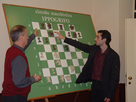 Jobava illustra al pubblico la sua vittoria con Vocaturo (a sinistra Cebalo)