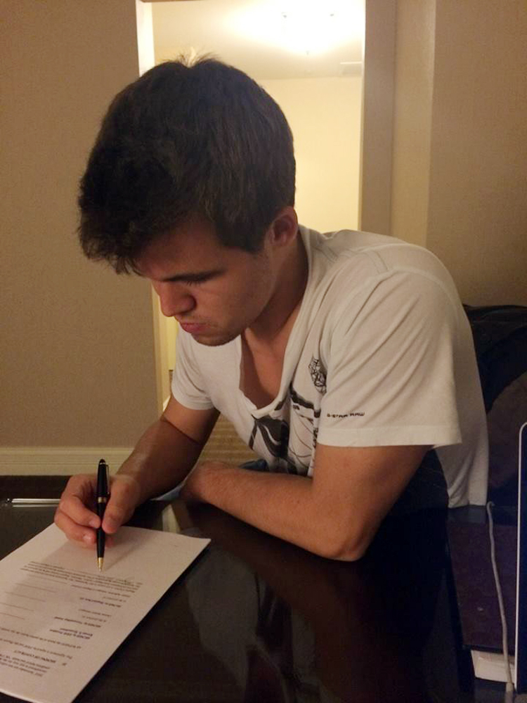 Carlsen firma il contratto