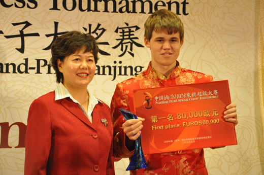 Carlsen alla premiazione (foto http://blog.sina.com.cn/chessnews)
