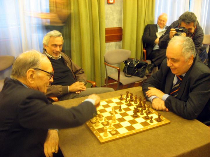 Morricone gioca con Mario Fabbri; li osserva Piero Ponzetto