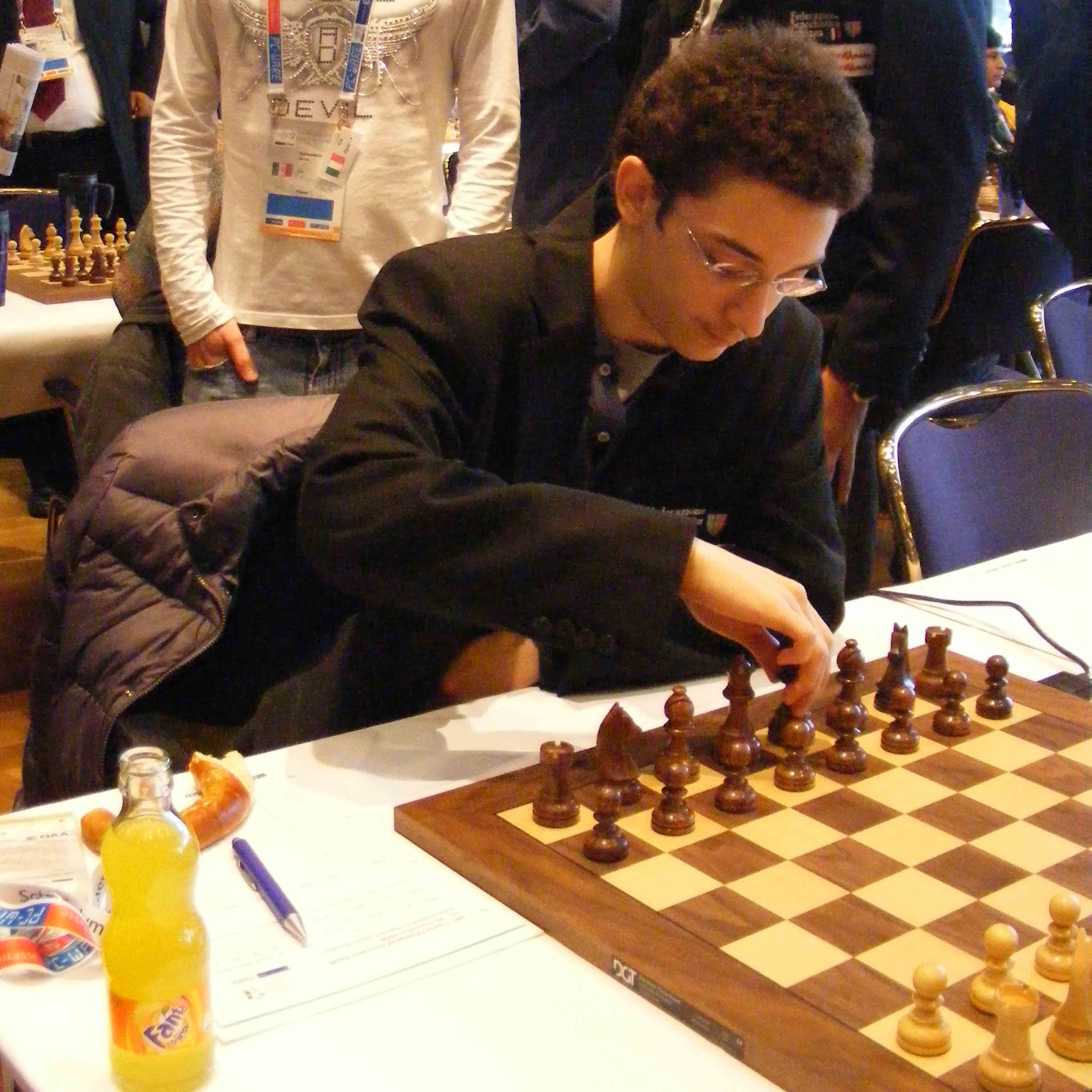 Fabiano Caruana a Dresda e, in basso a sinistra, la sua inseparabile Fanta!