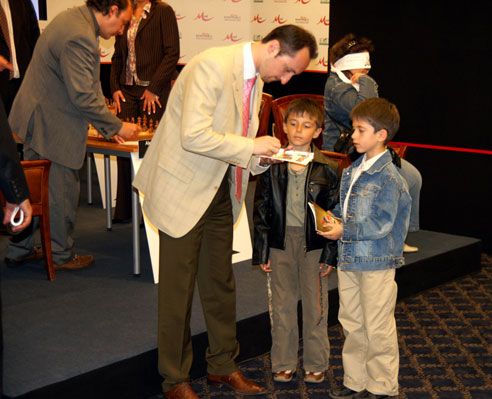 Topalov non lesina autografi ai piccoli fan