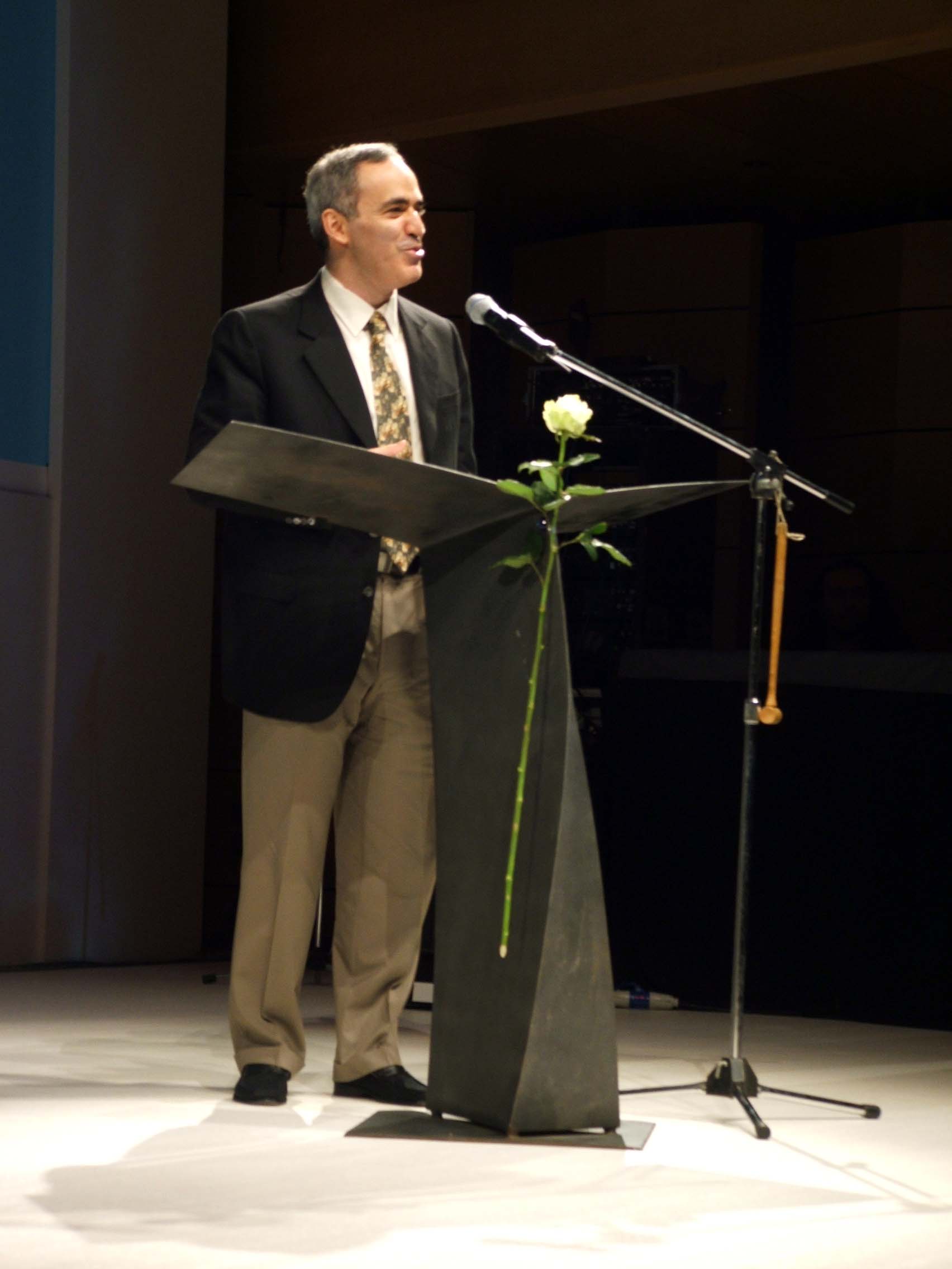 Kasparov sul palco del "Dal Verme"