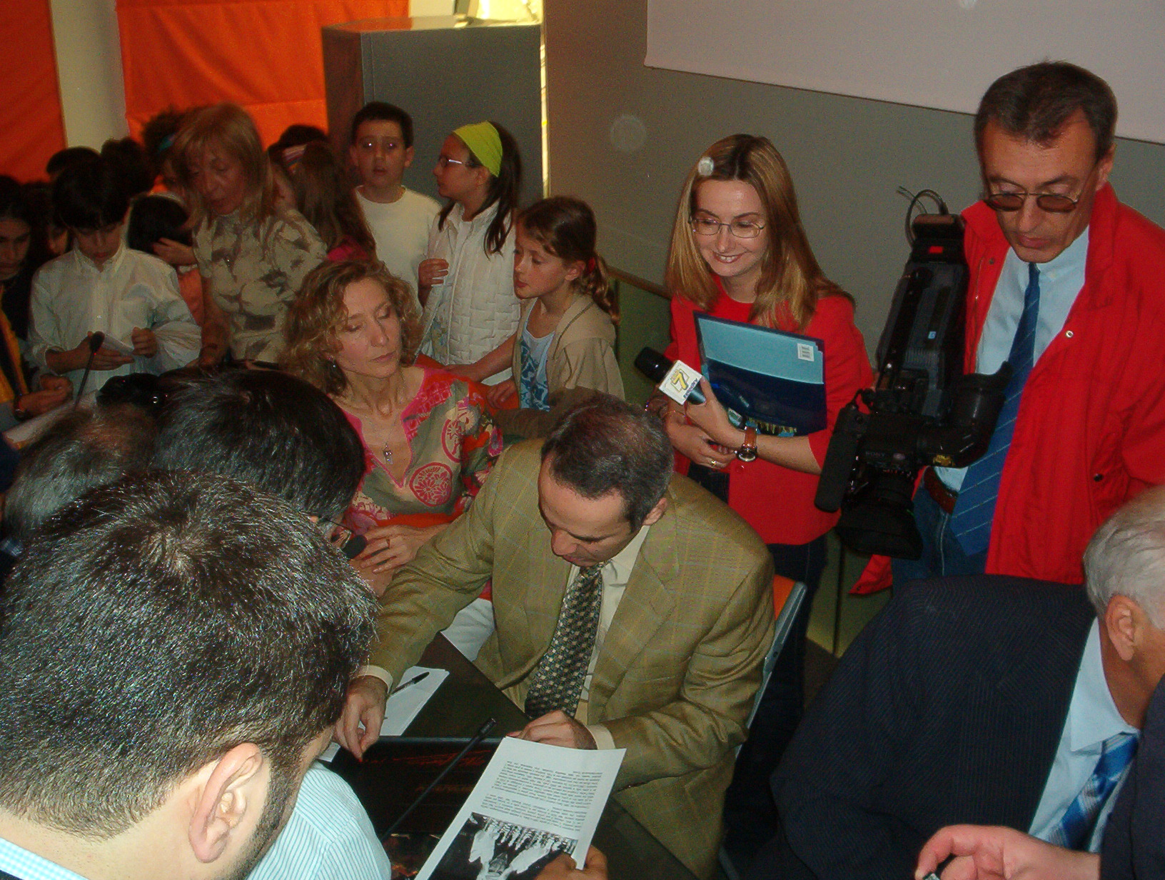 Kasparov circondato da fan e giornalisti